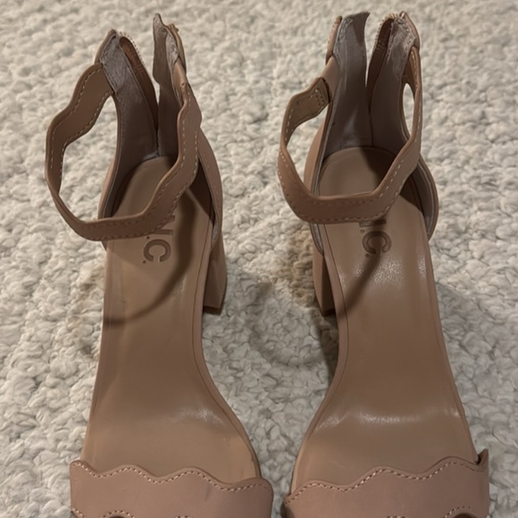 Selling shoes and bags - Picture 2 of 16